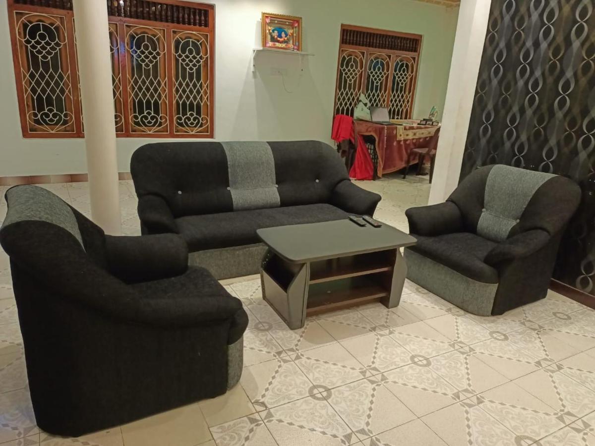 Nallur Holidays Inn Джафна Экстерьер фото